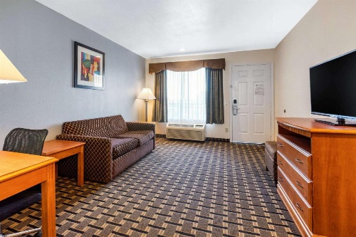 Quality Inn & Suites Huntington Beach image 24